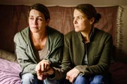 v.l.n.r.: Silke Broder (Anja Kling), Hella Christensen (Barbara Auer)