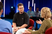 Moderatorin Susan Link (r) mit Gast Chris Tall, Comedian (M.).