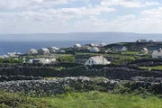 Die Aran-Inseln im Atlantik vor der Westküste Irlands sind seit 3.000 Jahren besiedelt und überzogen von einem Netz aus Steinmauern.