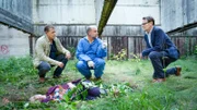 ARD MORDEN IM NORDEN FOLGE 102, "Das Geständnis", am Montag (28.12.20) um 18:50 Uhr im ERSTEN. Dr. Strahl (Christoph Tomanek, M.) präsentiert Finn (Sven Martinek, l.) und Lars (Ingo Naujoks, r.) das Ergebnis seiner Untersuchung. Die 39-jährigen Franziska Höven starb an einem Genickbruch, nach einem Schlag auf den Hinterkopf. Allerdings ist der Fundort nicht der Tatort.