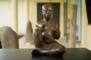 Ein Höhepunkt des Kunstschaffens von Ilé-Ifè: Die aus Bronze gegossene Figur eines sitzenden Mannes (um 1350 n. Chr.) wurde auf einer Flussinsel im Niger gefunden.