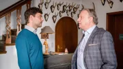 Thomas Singer (Mike Olsowski, l.) spricht mit Manfred Kaufmann (Hannes Hellmann, l.) über die Vorfälle im Hotel.
