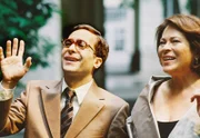 Die Verlegerin Frau Böhme (Rita Russek) und ihr Assistent Schulz (Alexander Pschill).