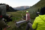 Im erfolgreichen BR-Podcast "Bergfreundinnen" lässt Katharina "Kaddi" Kestler Zuhörerinnen und Zuhörer regelmäßig an ihren Bergabenteuern teilhaben. Diesen Sommer arbeitete sie auf einer DAV-Hütte und einer Alp. Dabei wurde sie von der Kamera begleitet.