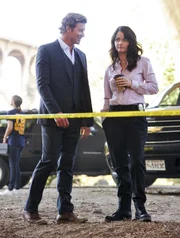 Ein neuer Fall wartet auf Patrick (Simon Baker, l.) und Teresa (Robin Tunney, r.) ...