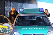 Horst Herzberger (Dietmar Huhn) und Claudia Wolter (Susan Sideropoulos) geraten in eine Schießerei