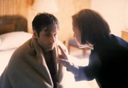 Fox Mulder (David Duchovny, l.); Dana Scully (Gillian Anderson, r.)
