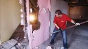 Die schwangere Fini und ihr Mann Dirk haben endlich ihr Traumhaus gefunden. Bis zur Geburt des Babys in zwei Monaten wollen sie eine 240 Quadratmeter große Wohnung im Haus beziehen. Dazu will Dirk im Erdgeschoss einen Laden für Computer-, Angel- und Bastelbedarf errichten. Ist das in der kurzen Zeit zu schaffen?