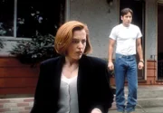 Mulder (David Duchovny, r.) wird verdächtigt, ein Ehepaar umgebracht zu haben, doch Scully (Gillian Anderson, l.) ist von seiner Unschuld überzeugt und versucht, entlastende Beweise zu finden.
