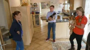 Sophie Schäfer (l.) bei Tanja und Oliver mit Hündin Luna (r.)