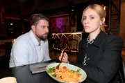 Zoe (Lara Dandelion Seibert) erkennt, dass John (Felix von Jascheroff) ihr bei der Suche nach Clara keine Hilfe ist.