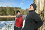 Xaver (Jan van Weyde, r.) gibt vor Nils (Florian Stadler, l.) zu, dass er Kira immer noch liebt.