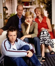 2. Staffel: Familie Degenhardt: (v.li.) Sebastian (Frederik Hundschede), Hendrik (Gottfried Vollmer), Alex (Wolke Hegenbarth), Anke (Maren Kroymann)