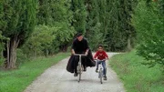Don Matteo (Terence Hill) und Tommaso (Steven Manetto) liefern sich ein Radrennen.