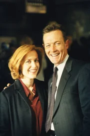 Doggett (Robert Patrick, r.) und Scully (Gillian Anderson, l.) untersuchen den Mord an einem Immobilienmakler.