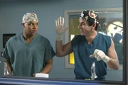 Turk (Donald Faison, l.) muss kurz vor seiner Hochzeit die Bekanntschaft mit Carlas Ex-Freund Dr. Ron Ramirez (Nestor Carbonell, r.) machen, was ihn gar nicht freut ...