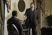 Mayor Poole (David Ramsey, l.) vetraut Frank Reagan (Tom Selleck, r.) an, dass er in den Ruhestand gehen möchte. Wie wird dieser wohl die unerwartete Nachricht auffassen?