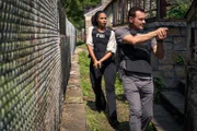 Special Agent Sheryll Barnes (Roxy Sternberg, l.); Supervisory Special Agent Jess LaCroix (Julian McMahon, r.)
