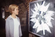Alex (Wolke Hegenbarth) ist fasziniert von der Ausstellung der Fotografin Anna Stern. Endlich ein Mensch, der wie sie die Ästhetik des Abfalls schätzen kann...