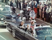 Mit der Autokolonne durch Dallas: In der Limousine mit offenem Verdeck sitzen John F. Kennedy und seine Ehefrau Jaqueline sowie der texanische Gouverneur Connally mit seiner Frau. Kurze Zeit nach der Aufnahme des Fotos fielen die Schüsse.