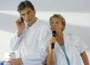 Nikola (Mariele Millowitsch) glaubt, dass Dr. Schmidt (Walter Sittler) ihr die Traumwohnung wegschnappen will und verdächtigt ihn sogar während ihres Vortrages mit dem Vermieter zu telefonieren.
