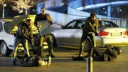 Nachdem Semir (Erdogan Atalay, l.), Charly (Jochen Nickel, M.) und Ben (Tom Beck) gerade den Sprengstoff geklaut haben, werden sie von Gabors Leuten (lieg. Komparsen) überfallen, die ihnen das Diebesgut wieder abnehmen wollen...