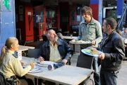 Hotte (Dietmar Huhn,2. v.li.) stellt den Helden die neue Kollegin Claudia Wolters (Susan Sideropoulos) vor, er bemerkt dass Ben Jäger (Tom Beck) flirtet. Semir Gerkhan (Erdogan Atalay,re.)
