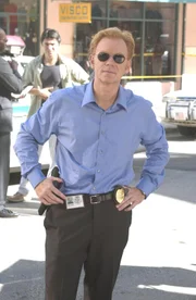 In der Innenstadt von Miami hat ein Heckenschütze ein Massaker angerichtet. Lt. Horatio Caine (David Caruso) und sein Team suchen nach Hinweisen.