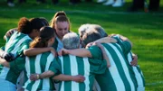 Die Pionierinnen mit Spielerinnen der U15 beim Aufwärmen für das letzte Spiel