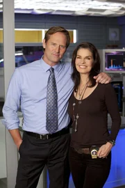 Senator Kirk Matthews (Jeffrey R. Nordling) und Det. Jo Danhill (Sela Ward)