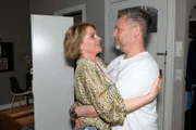 Yvonne (Gisa Zach) genießt den nahen Moment mit Michael "Michi" (Lars Pape).