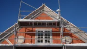 Anna und Jonas Lindeberg bauen ein dreistöckiges Blockhaus.