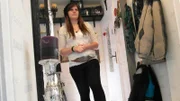 Aline (20) in der Wohnung der 48-jährigen Iris.