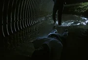 Als zwei Jäger ein blutverschmiertes Auto finden, macht sich die Polizei auf die Suche nach einem Opfer.
