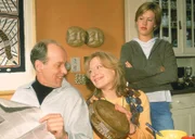 Alex (Wolke Hegenbarth, re.) beobachtet misstrauisch ihre Eltern Anke (Maren Kroymann) und Hendrik (Gottfried Vollmer): Sind sie wirklich so glücklich miteinander, wie es scheint?