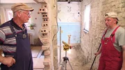 Schlosser Thomas (re.) und sein Schwiegervater wollen heute das Mauerwerk trockenlegen.