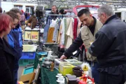 Trödelprofi Mauro (2.v.re.) mit Jürgen auf dem Flohmarkt