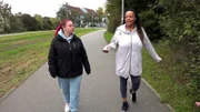 Bei einem Spaziergang mit Tochter Leann erzählt Jannie (re.) von ihren konkreten Auswanderungsplänen in die USA. Seit sie bei der Beerdigung ihrer Großmutter in Iowa war und dort neben ihrem Papa auch einige Verwandte getroffen hat, ist die 49-Jährige fest entschlossen, nach Amerika zu gehen.