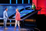ARD GEFRAGT - GEJAGT FOLGE 823 (WH.), "Alexander Bommes präsentiert beliebtes Quizformat", am Freitag (18.07.25) um 18:00 Uhr im ERSTEN. Moderator Alexander Bommes (li.) mit der Kandidatin Janette Fokker, (mi.) und der Jägerin Annegret Schenkel (re.).
