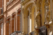 Die steinernen Verzierungen an den Fassaden in Toulouse sind in Wirklichkeit aus Terrakotta.