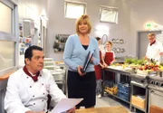 ARD STURM DER LIEBE FOLGE 1309, am Donnerstag (26.05.11) um 15:10 Uhr im ERSTEN. Charlotte (Mona Seefried, r. mit Komparsen) amüsiert sich über Andrés (Joachim Lätsch, l.) misslungenen Verjüngungsversuch.