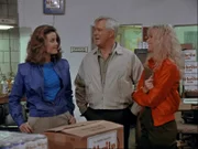 Die Schwestern Cathy (Claudia Christian, li.) und Maryann (Suzanne Barnes, re.) haben das A-Team angeheuert. Hannibal (George Peppard, mi.) hat schon einen genauen Plan wie die Konkurrenz ausgeschaltet wird...