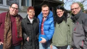 Das Schicksal meinte es nicht gut mit Jörn (li.): Innerhalb kurzer Zeit ist die ganze Familie des 35-Jährigen verstorben. Zum Glück kann Jörn auf seine Freunde zählen: Irmtraud (62, 2.v.li.), Andreas (44, re.) und Stefanie (28, 2.v.re.) helfen dem Medizinstudenten, gemeinsam mit RTL II-Trödelprofi Otto Schulte (Mitte) das vollgestellte Elternhaus zu entrümpeln.