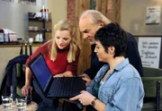 ARD ROTE ROSEN FOLGE 1470, am Mittwoch um 14:10 Uhr im ERSTEN. Hannes (Claus Dieter Clausnitzer, M.) fällt aus allen Wolken, als Ariane (Alexandra Horn, r.) und Jule (Kim-Sarah Brandts, l.) ihm zeigen, dass sein Song im Internet bereits Erfolge freiert.