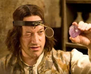 Sebastian (Ted Raimi) und Thaddicus verkaufen den Banelings ein Heilmittel. Als die Nachfrage steigt, verdünnen sie das Elixir mit Wasser und haben schon bald ihre ersten unzufriedenen Kunden.