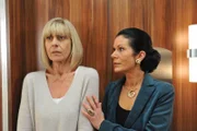 Charlotte (Mona Seefried, l.); Doris (Simone Ritscher, r.)