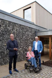 V.l.: Kevin McCloud, Helen und Jordan.  Die Verwendung des sendungsbezogenen Materials ist nur mit dem Hinweis und Verlinkung auf RTL+ gestattet.; V.l.: Kevin McCloud, Helen und Jordan.  Die Verwendung des sendungsbezogenen Materials ist nur mit dem Hinweis und Verlinkung auf RTL+ gestattet.