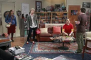L-R: Amy Farrah Fowler (Mayim Bialik), Penny (Kaley Cuoco-Sweeting), Sheldon Cooper (Jim Parsons), Leonard Hofstadter (Johnny Galecki).