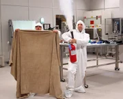 Stehen vor einem großen Problem, als plötzlich ein Vogel in ein steriles Labor kommt: Howard (Simon Helberg, r.) und Leonard (Johnny Galecki, l.) ...
