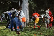 Frankie hat sich dazu überreden lassen, an Halloween mit ein paar Kindern Süßigkeiten zu sammeln. Keine leichte Aufgabe, wie sie bald feststellen muss ...
